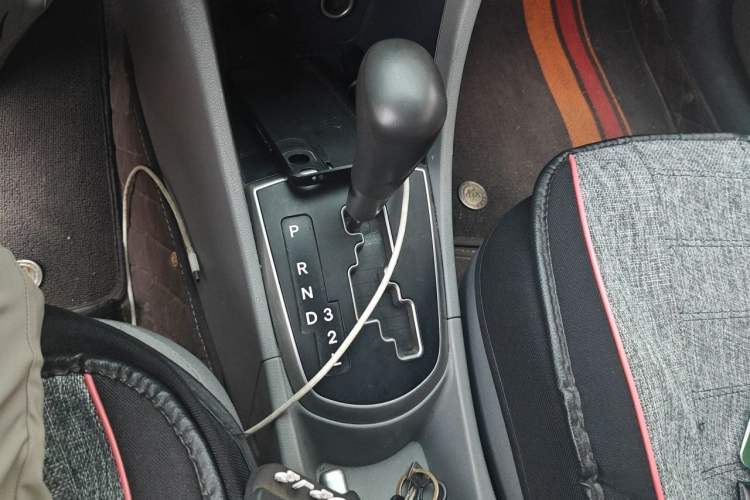 Used Hyundai Verna (older generation) 2014 1.4L Automatic Smart GLS Gear Lever