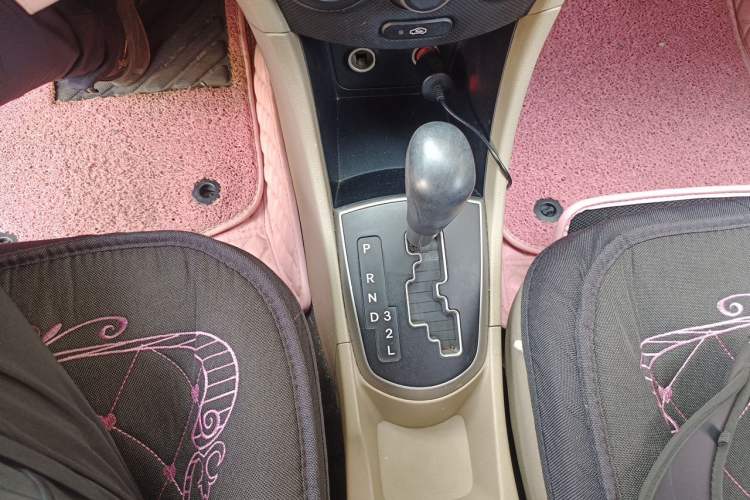 Used Hyundai Verna (older generation) 2014 1.4L Automatic Smart GLS Gear Lever