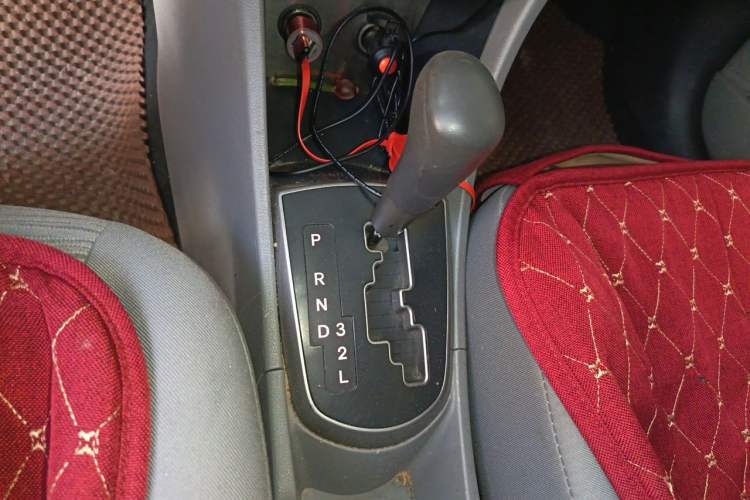 Used Hyundai Verna (older generation) 2014 1.4L Automatic Leading-Edge GLX Gear Lever
