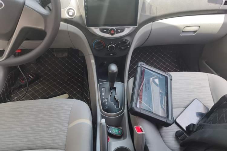 Used Hyundai Verna (older generation) 2014 1.4L Automatic Leading-Edge GLX Gear Lever