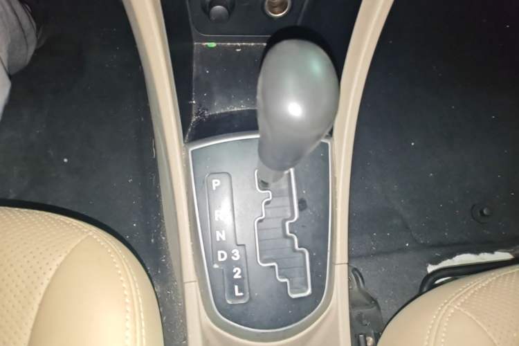 Used Hyundai Verna (older generation) 2014 1.4L Automatic Smart GLS Gear Lever