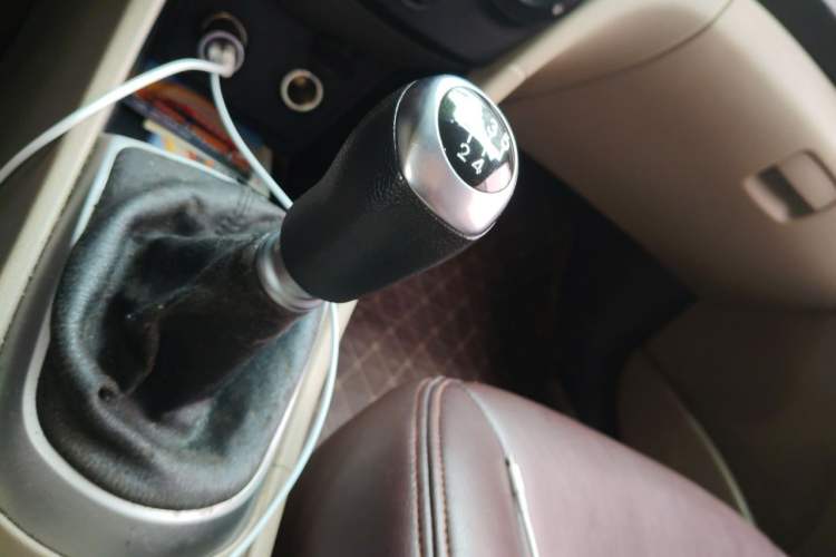 Used Hyundai Verna (older generation) 2014 1.4L Manual Smart GLS Trim Gear Lever