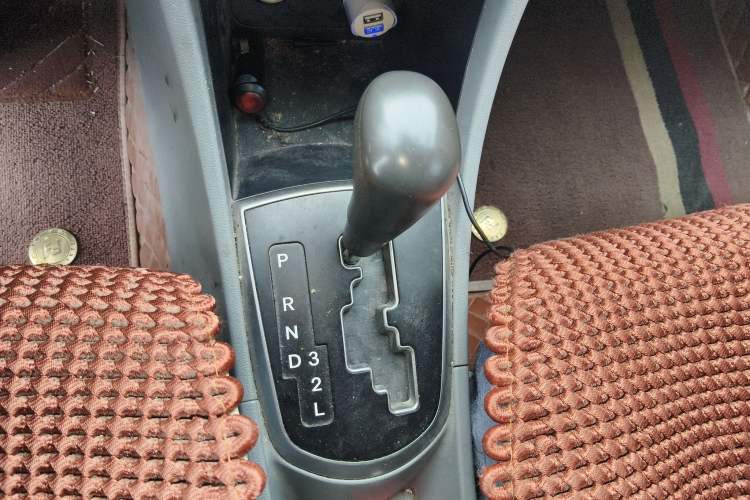 Used Hyundai Verna (older generation) 2014 1.4L Automatic Smart GLS Gear Lever
