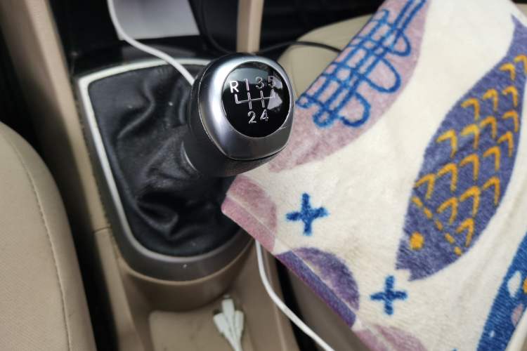 Used Hyundai Verna (older generation) 2014 1.4L Manual Smart GLS Trim Gear Lever