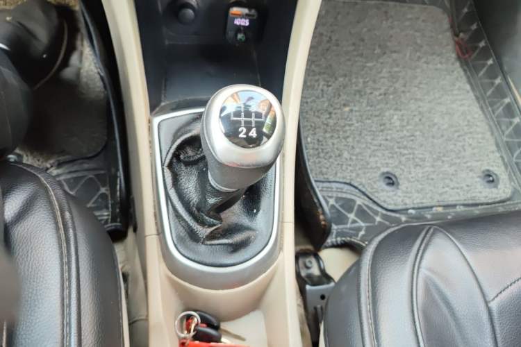 Used Hyundai Verna (older generation) 2014 1.4L Manual Smart GLS Trim Gear Lever