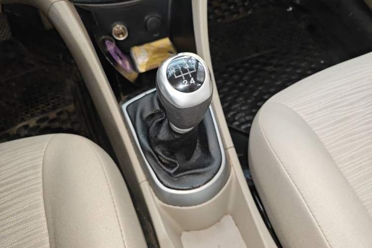 Used Hyundai Verna (older generation) 2014 1.4L Manual Smart GLS Trim Gear Lever