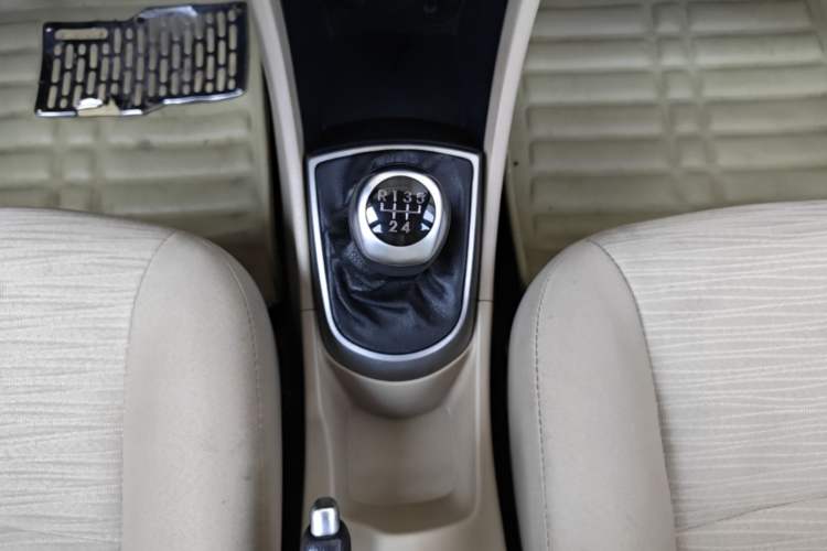 Used Hyundai Verna (older generation) 2014 1.4L Manual Smart GLS Trim Gear Lever