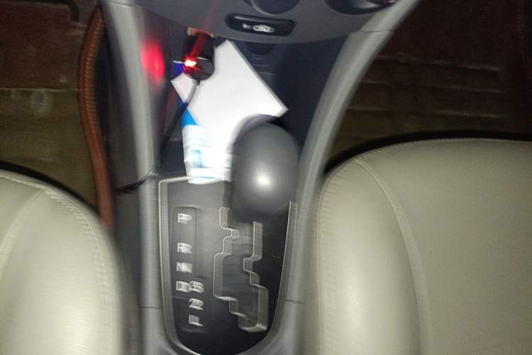Used Hyundai Verna (older generation) 2014 1.4L Automatic Smart GLS Gear Lever