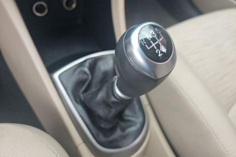 Used Hyundai Verna (older generation) 2014 1.4L Manual Smart GLS Trim Gear Lever
