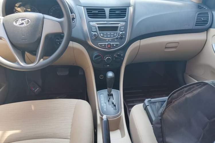 Used Hyundai Verna (older generation) 2014 1.4L Automatic Smart GLS Gear Lever