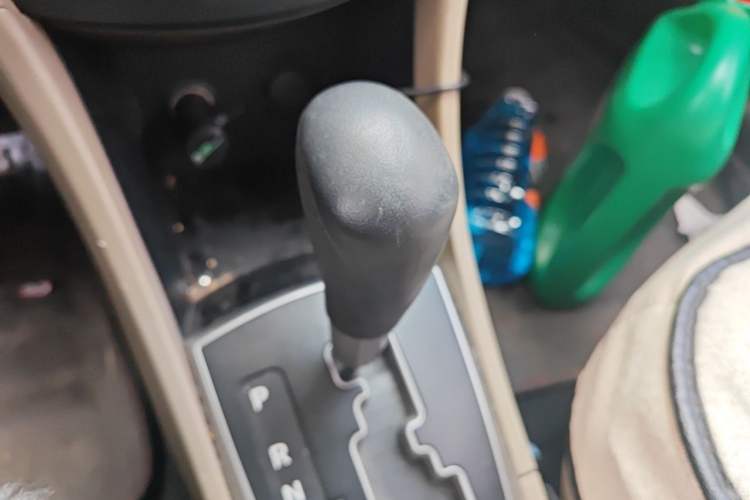 Used Hyundai Verna (older generation) 2014 1.4L Automatic Smart GLS Gear Lever
