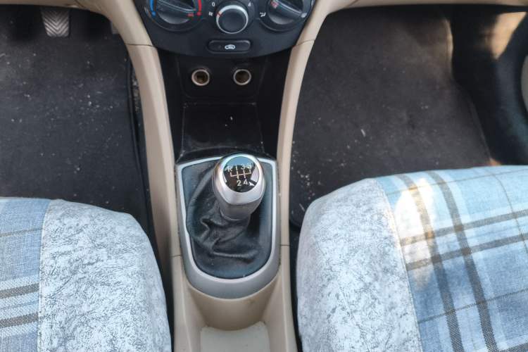 Used Hyundai Verna (older generation) 2014 1.4L Manual Smart GLS Trim Gear Lever
