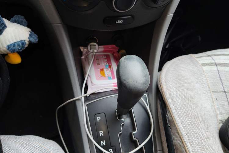 Used Hyundai Verna (older generation) 2014 1.4L Automatic Smart GLS Gear Lever