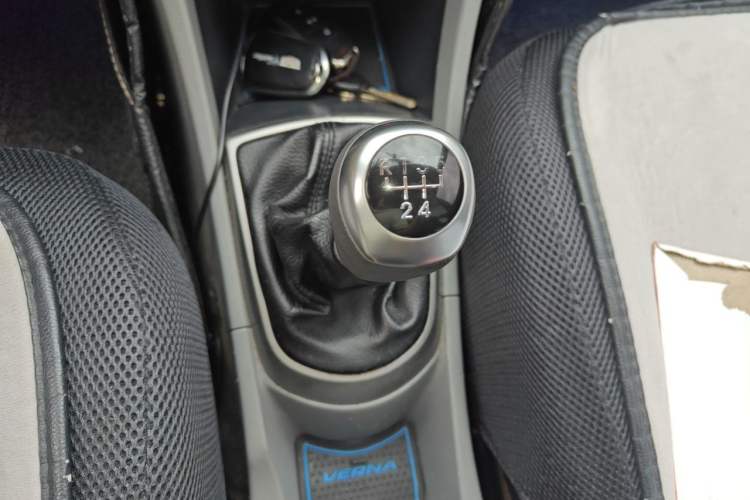 Used Hyundai Verna (older generation) 2014 1.4L Manual Smart GLS Trim Gear Lever