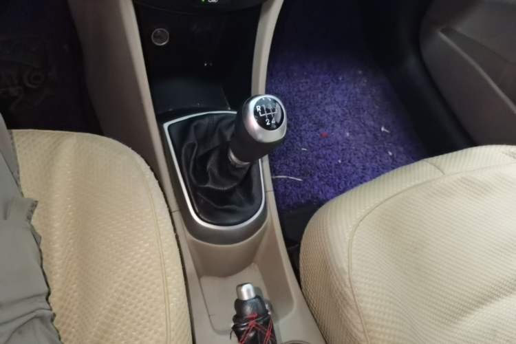 Used Hyundai Verna (older generation) 2014 1.4L Manual Smart GLS Trim Gear Lever
