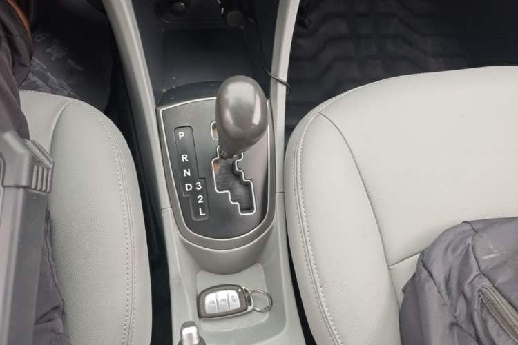 Used Hyundai Verna (older generation) 2014 1.4L Automatic Leading-Edge GLX Gear Lever