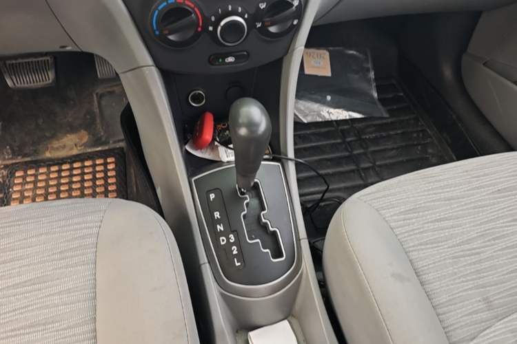 Used Hyundai Verna (older generation) 2014 1.4L Automatic Leading-Edge GLX Gear Lever