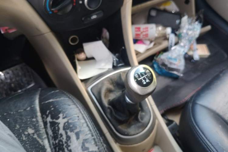 Used Hyundai Verna (older generation) 2014 1.4L Manual Smart GLS Trim Gear Lever