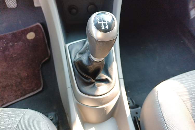Used Hyundai Verna (older generation) 2014 1.4L Manual Smart GLS Trim Gear Lever