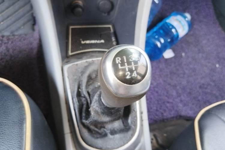 Used Hyundai Verna (older generation) 2014 1.4L Manual Smart GLS Trim Gear Lever