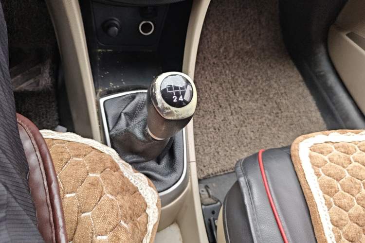 Used Hyundai Verna (older generation) 2014 1.4L Manual Smart GLS Trim Gear Lever
