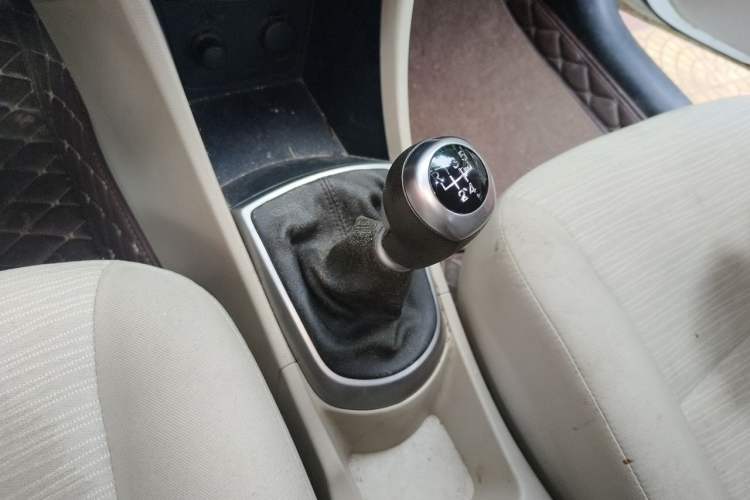 Used Hyundai Verna (older generation) 2014 1.4L Manual Smart GLS Trim Gear Lever