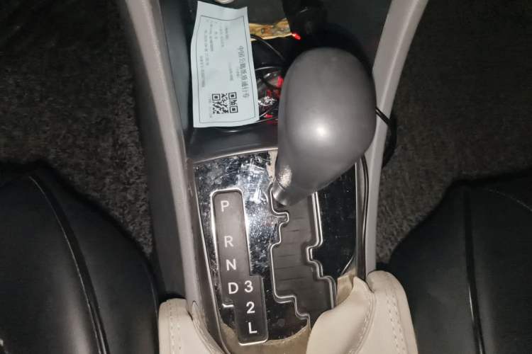 Used Hyundai Verna (older generation) 2014 1.4L Automatic Leading-Edge GLX Gear Lever