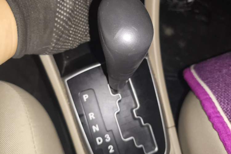 Used Hyundai Verna (older generation) 2014 1.4L Automatic Smart GLS Gear Lever