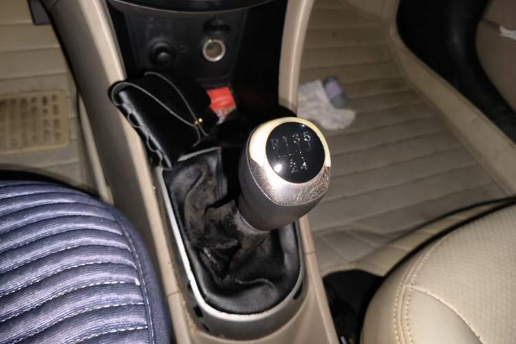 Used Hyundai Verna (older generation) 2014 1.4L Manual Smart GLS Trim Gear Lever