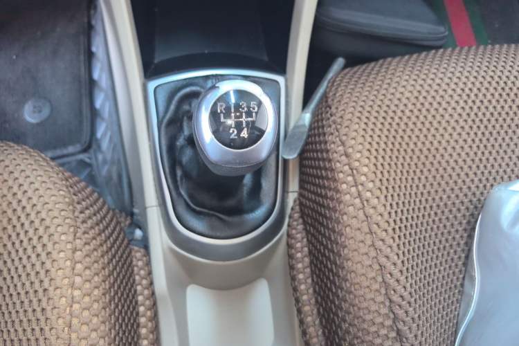 Used Hyundai Verna (older generation) 2014 1.4L Manual Smart GLS Trim Gear Lever
