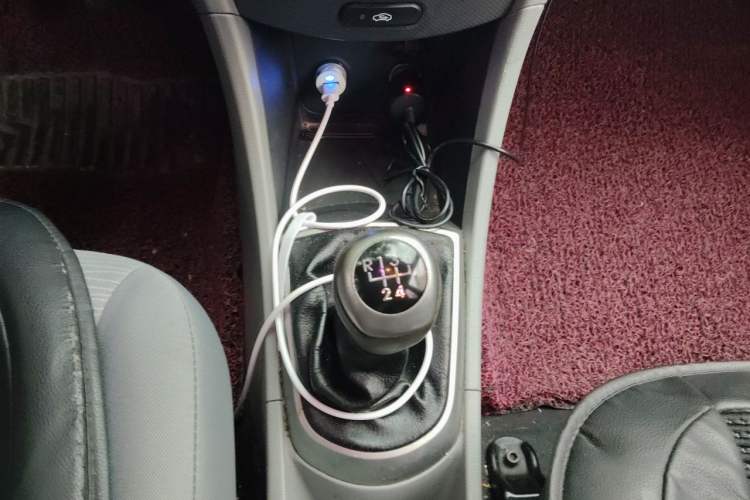 Used Hyundai Verna (older generation) 2014 1.4L Manual Smart GLS Trim Gear Lever