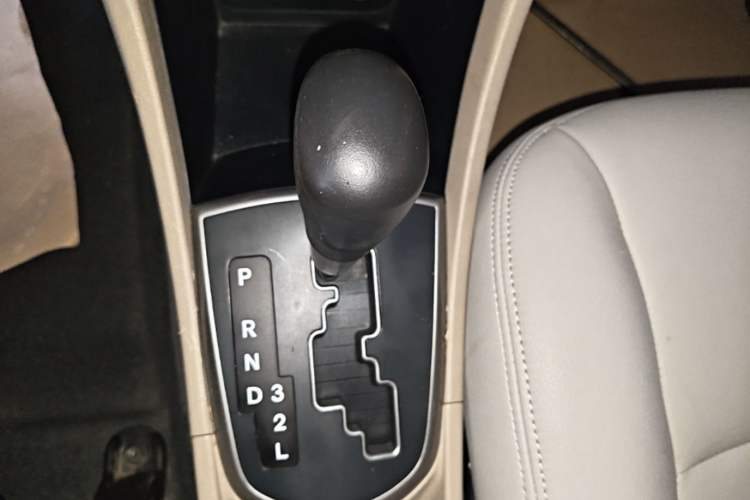 Used Hyundai Verna (older generation) 2014 1.4L Automatic Smart GLS Gear Lever