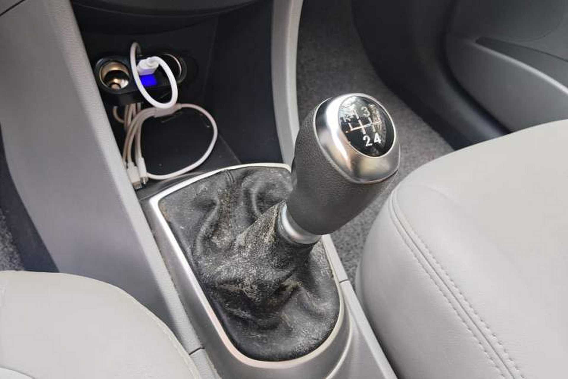 Used Hyundai Verna (older generation) 2014 1.4L Manual Smart GLS Trim Gear Lever