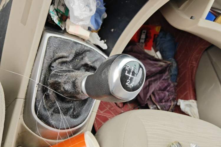 Used Hyundai Verna (older generation) 2014 1.4L Manual Fashion GS Model Gear Lever