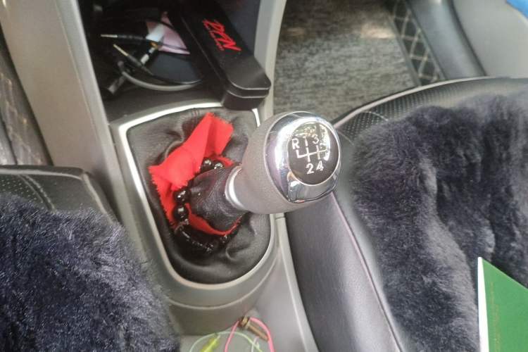 Used Hyundai Verna (older generation) 2014 1.4L Manual Smart GLS Trim Gear Lever