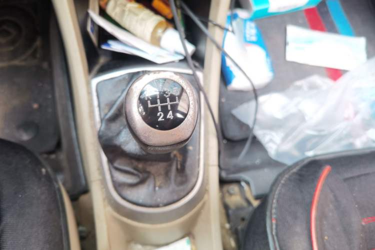 Used Hyundai Verna (older generation) 2014 1.4L Manual Smart GLS Trim Gear Lever
