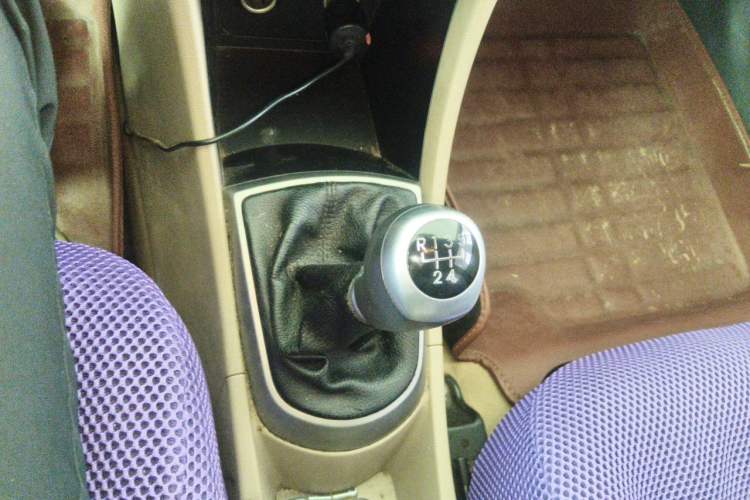 Used Hyundai Verna (older generation) 2014 1.4L Manual Smart GLS Trim Gear Lever