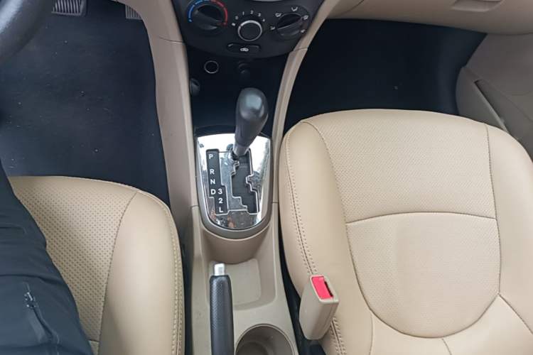 Used Hyundai Verna (older generation) 2014 1.4L Automatic Smart GLS Gear Lever