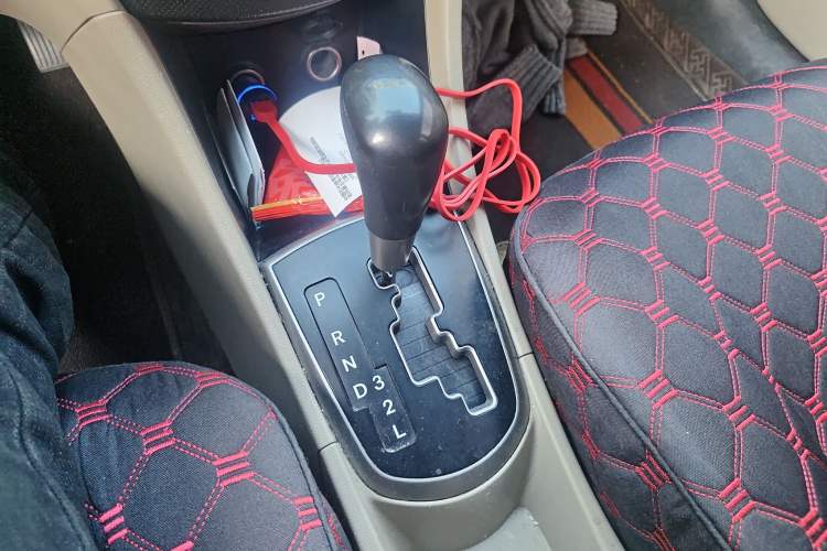 Used Hyundai Verna (older generation) 2014 1.4L Automatic Smart GLS Gear Lever