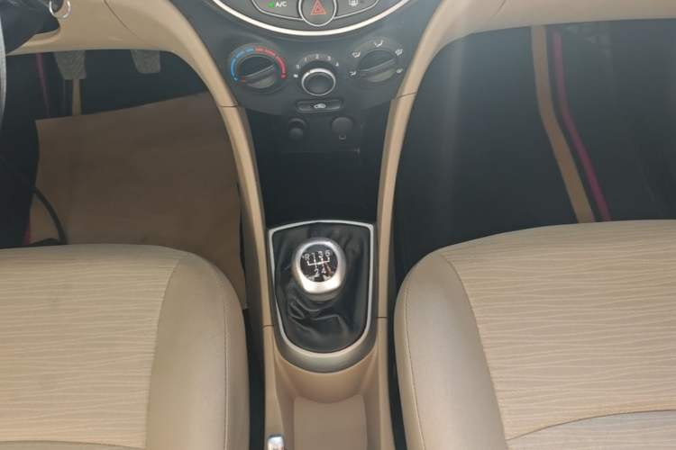 Used Hyundai Verna (older generation) 2014 1.4L Manual Smart GLS Trim Gear Lever