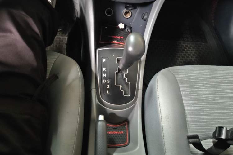 Used Hyundai Verna (older generation) 2014 1.4L Automatic Smart GLS Gear Lever