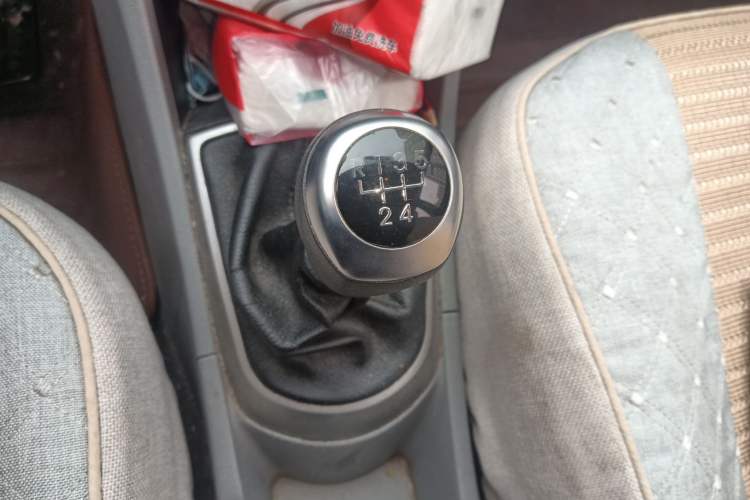 Used Hyundai Verna (older generation) 2014 1.4L Manual Smart GLS Trim Gear Lever