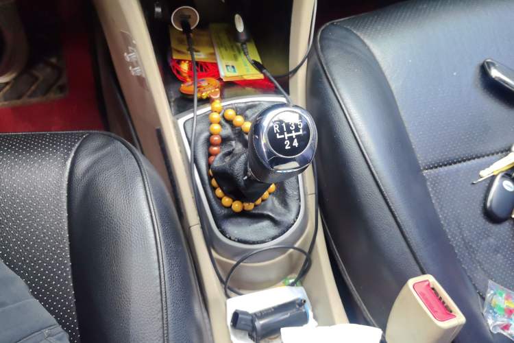Used Hyundai Verna (older generation) 2014 1.4L Manual Smart GLS Trim Gear Lever