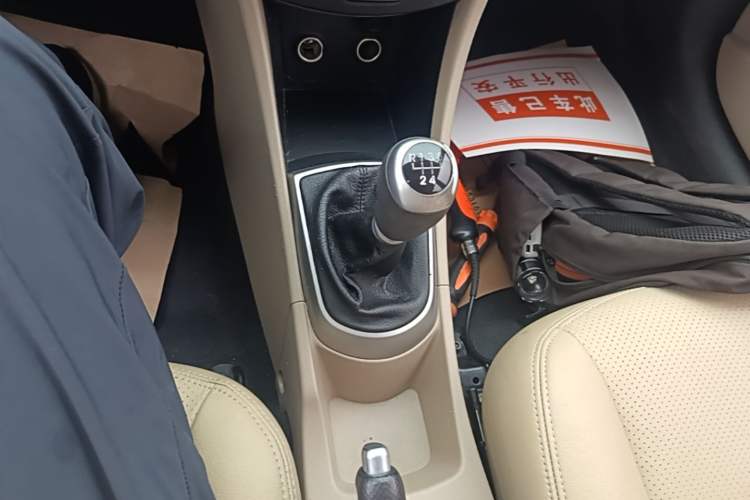Used Hyundai Verna (older generation) 2014 1.4L Manual Smart GLS Trim Gear Lever
