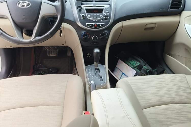 Used Hyundai Verna (older generation) 2014 1.4L Automatic Smart GLS Gear Lever