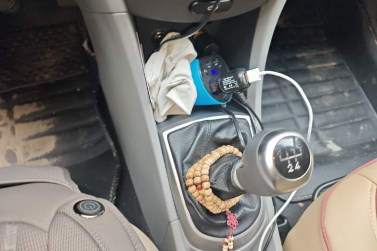 Used Hyundai Verna (older generation) 2014 1.4L Manual Smart GLS Trim Gear Lever