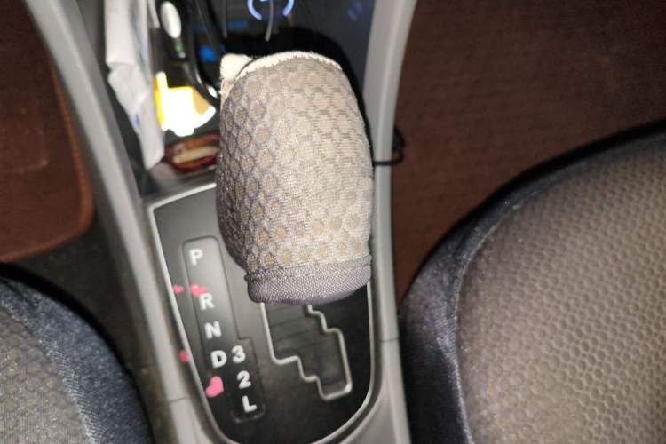 Used Hyundai Verna (older generation) 2014 1.4L Automatic Smart GLS Gear Lever