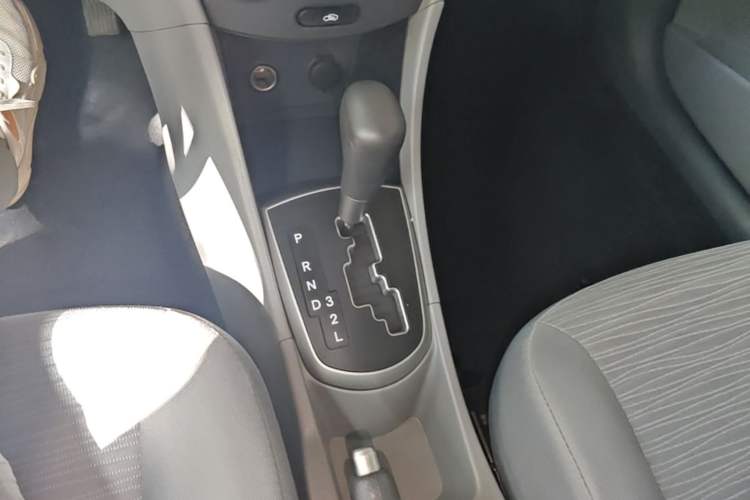 Used Hyundai Verna (older generation) 2014 1.4L Automatic Smart GLS Gear Lever
