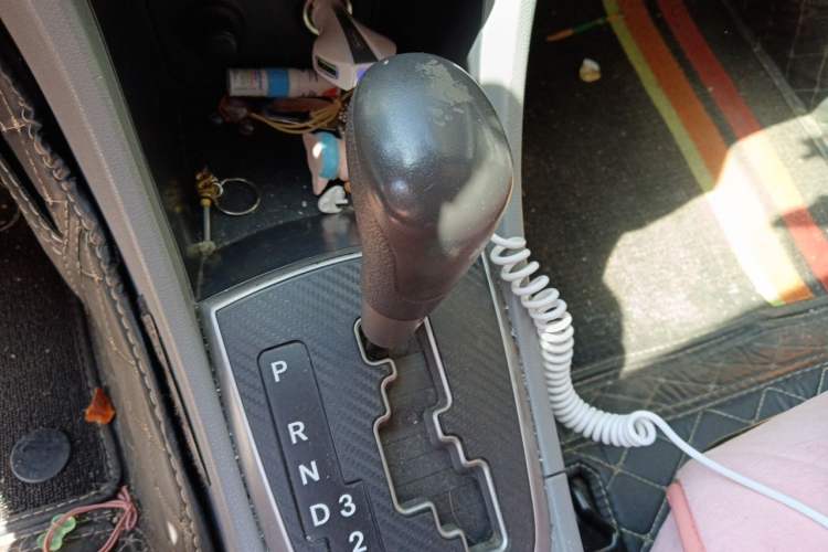 Used Hyundai Verna (older generation) 2014 1.4L Automatic Fashion GS Model Gear Lever