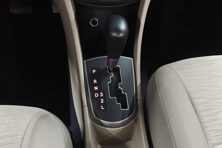 Used Hyundai Verna (older generation) 2014 1.4L Automatic Smart GLS Gear Lever
